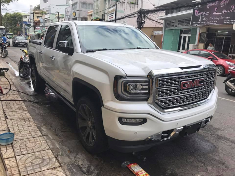 Bán tải cỡ lớn GMC Sierra 1500 Denali về Việt Nam