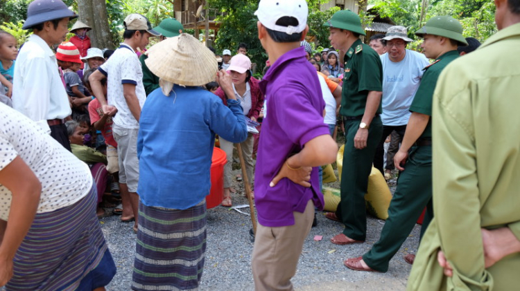 Ảnh đoàn "OS với Cộng Đồng" trao quà từ thiện đến đồng bào miền Trung