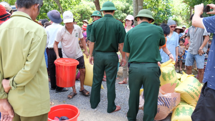 Ảnh đoàn "OS với Cộng Đồng" trao quà từ thiện đến đồng bào miền Trung