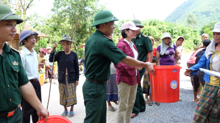 Ảnh đoàn "OS với Cộng Đồng" trao quà từ thiện đến đồng bào miền Trung