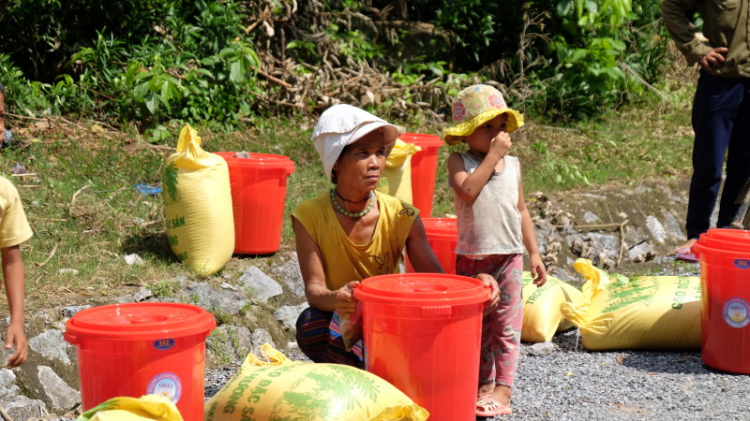 Ảnh đoàn "OS với Cộng Đồng" trao quà từ thiện đến đồng bào miền Trung