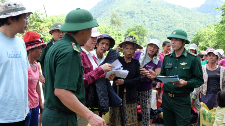 Ảnh đoàn "OS với Cộng Đồng" trao quà từ thiện đến đồng bào miền Trung