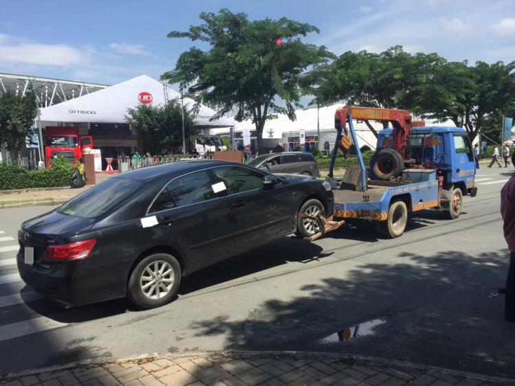 Chia buồn cùng bác chủ xe Camry - Các bác đi xem triển lãm cẩn thận