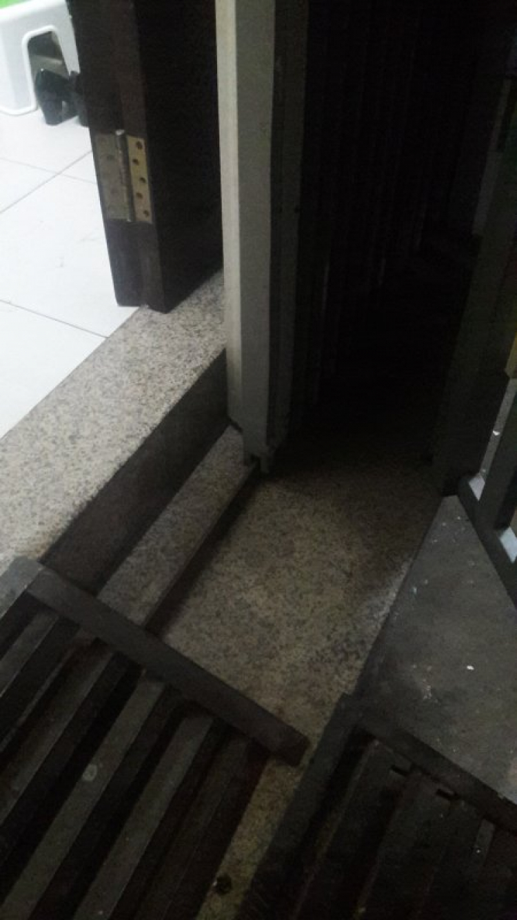 Làm cầu thang sắt cho xe vào nhà. Làm cầu thang sắt cho xe vào nhà.