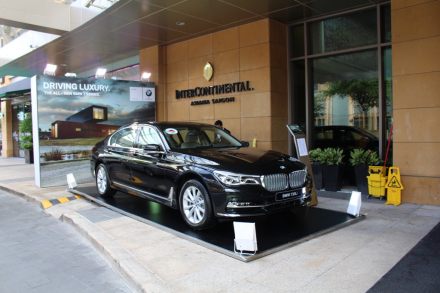 Mẫu xe BMW Series 7 được trưng bày.JPG