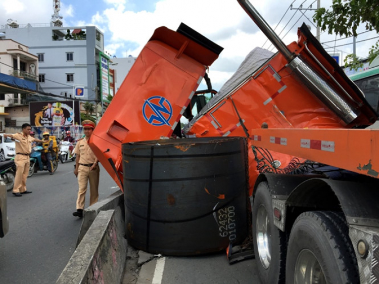 KỸ NĂNG LÁI XE AN TOÀN BÊN CẠNH XE CONTAINER & XE TẢI NẶNG