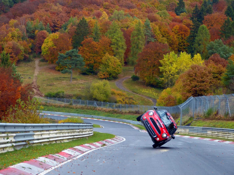 Stunt Mini Cooper trên đường đua Nürburgring.