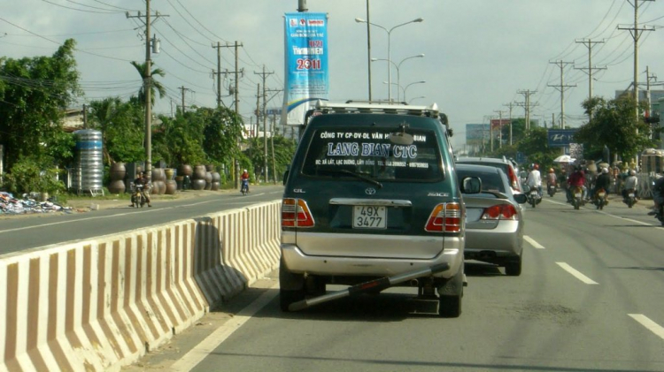 Em vừa đi đăng kiểm về và phải tháo bỏ cản sau Em vừa đi đăng kiểm về và phải tháo bỏ cản sau