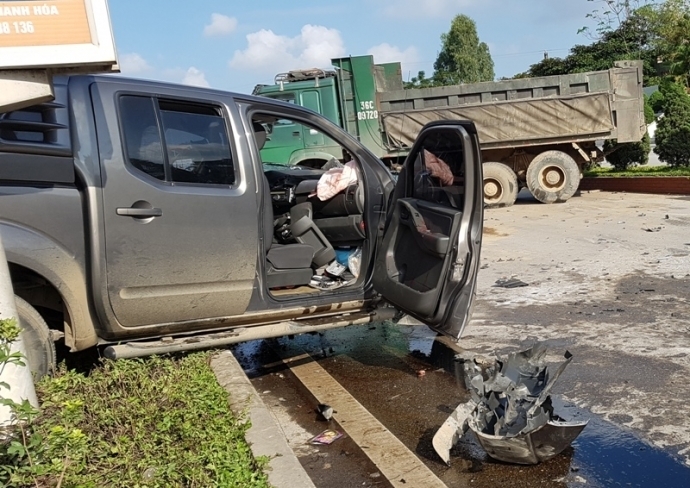 Xe tải tông container, 4 người thương vong