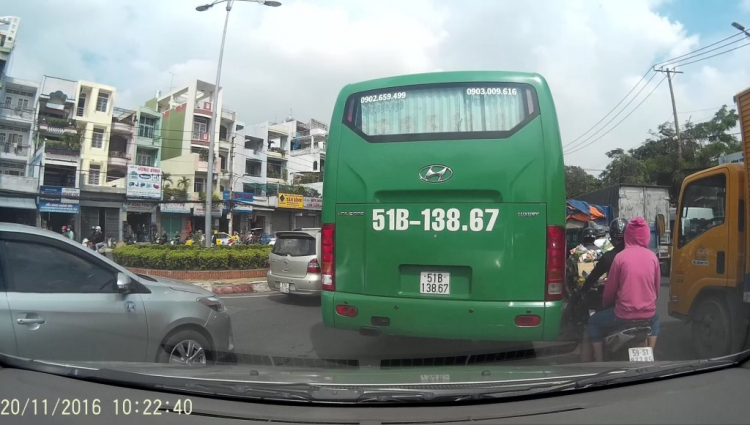 Rẽ trái sau biển báo nhưng trước vòng xoay - đúng hay sai ? Rẽ trái sau biển báo nhưng trước vòng xoay - đúng hay sai ?