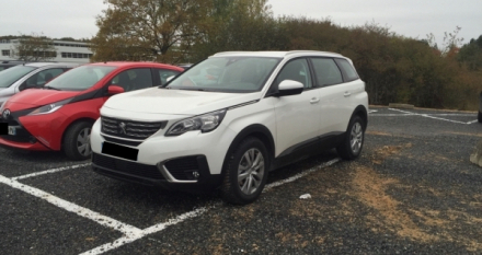 Peugeot-5008-front-three-quarter-spotted-post-debut.jpg