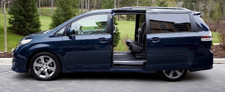 toyota-will-recall-744000-sienna-minivans-to-fix-potential-issue-of-their-doors-113182-7.jpg
