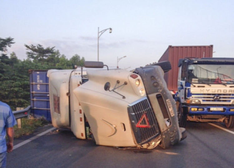 Container tai nạn. Kẹt xe nghiêm trọng cao tốc LT-DG