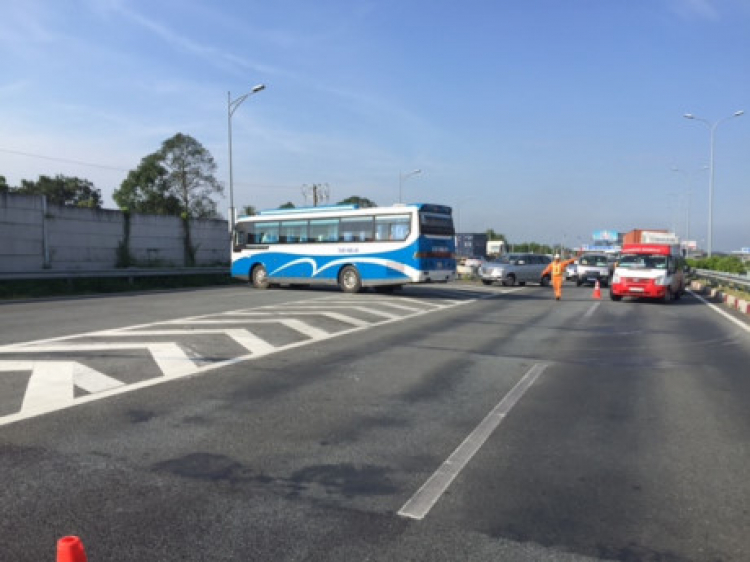 Container tai nạn. Kẹt xe nghiêm trọng cao tốc LT-DG