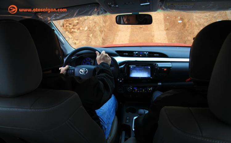 Trải nghiệm nhanh Toyota Hilux mới: đã đáng tiền hơn Trải nghiệm nhanh Toyota Hilux mới: đã đáng tiền hơn