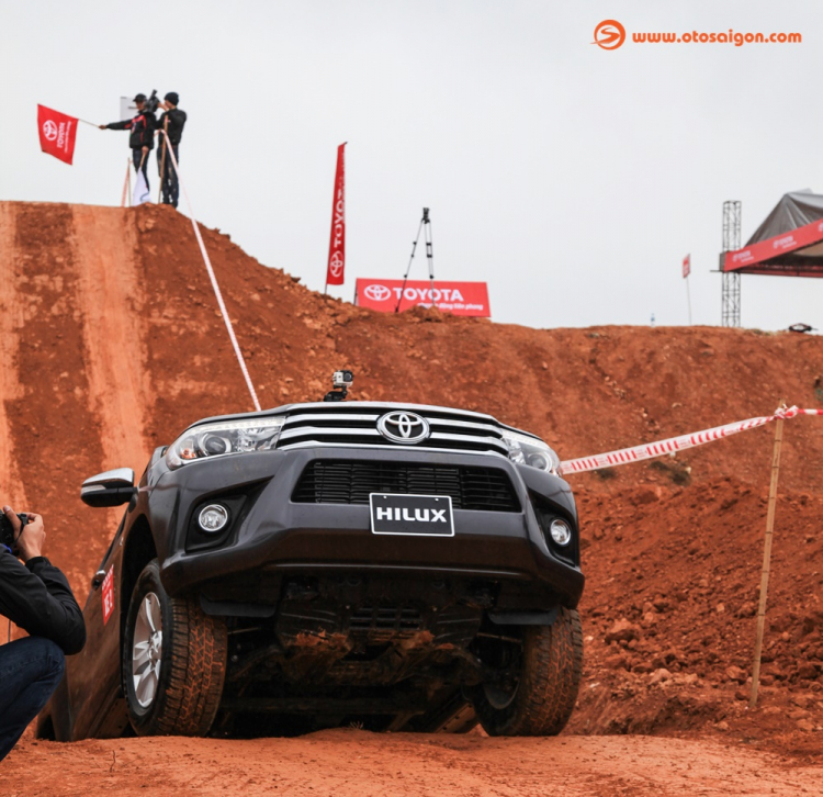 Trải nghiệm nhanh Toyota Hilux mới: đã đáng tiền hơn Trải nghiệm nhanh Toyota Hilux mới: đã đáng tiền hơn