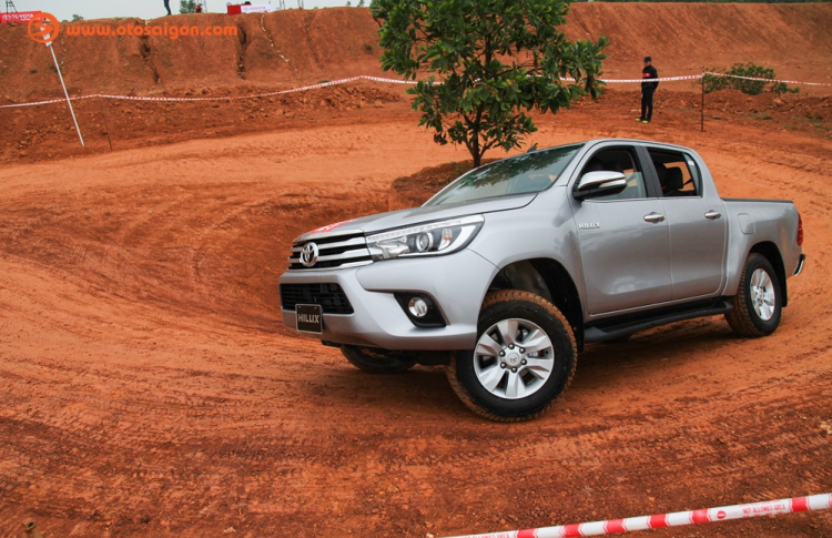 Trải nghiệm nhanh Toyota Hilux mới: đã đáng tiền hơn Trải nghiệm nhanh Toyota Hilux mới: đã đáng tiền hơn