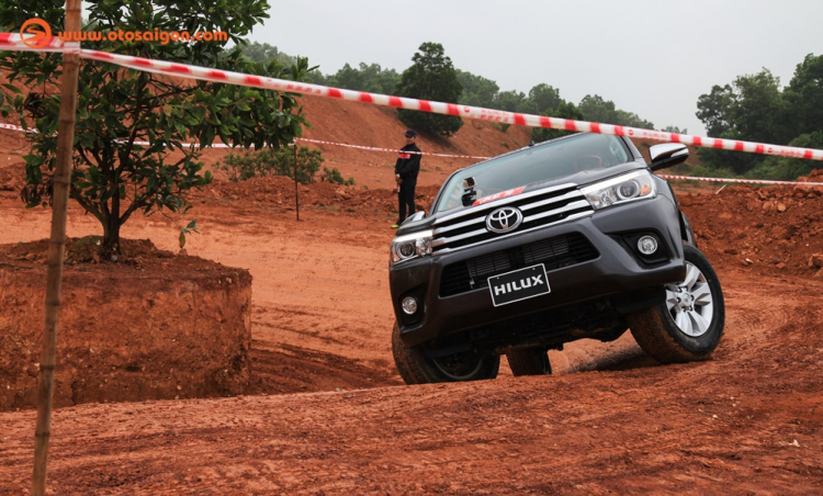 Trải nghiệm nhanh Toyota Hilux mới: đã đáng tiền hơn Trải nghiệm nhanh Toyota Hilux mới: đã đáng tiền hơn
