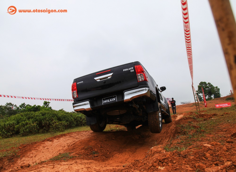 Trải nghiệm nhanh Toyota Hilux mới: đã đáng tiền hơn Trải nghiệm nhanh Toyota Hilux mới: đã đáng tiền hơn