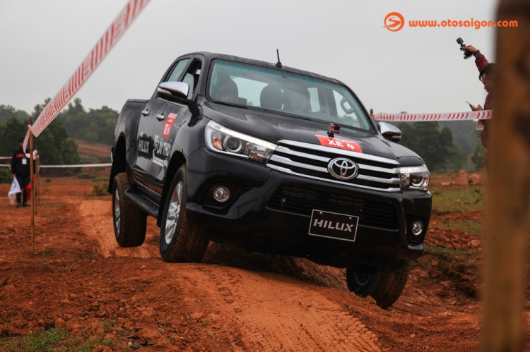Trải nghiệm nhanh Toyota Hilux mới: đã đáng tiền hơn Trải nghiệm nhanh Toyota Hilux mới: đã đáng tiền hơn