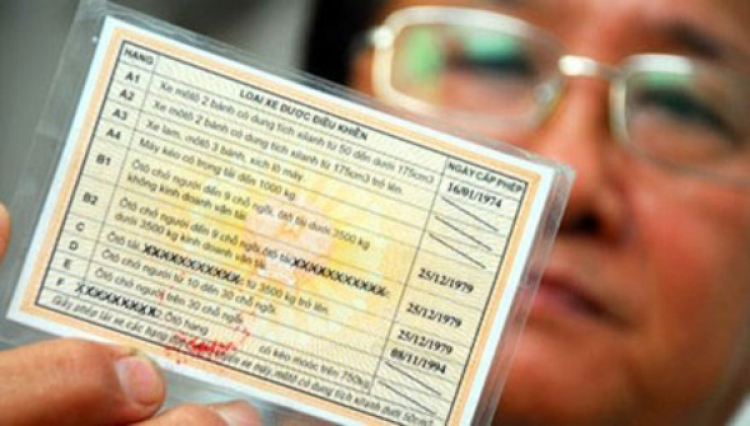 Buộc người dân đổi giấy phép lái xe còn thời hạn là "không có cơ sở pháp lý"