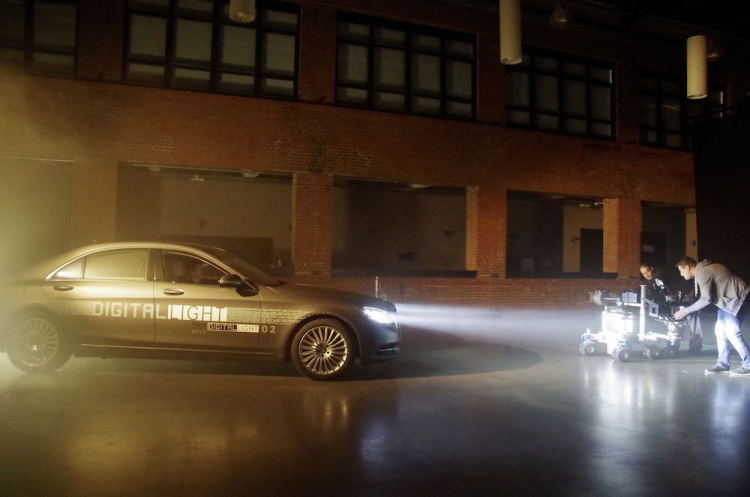 Mercedes-Benz ra mắt đèn pha có thể chiếu hình ảnh xuống mặt đường