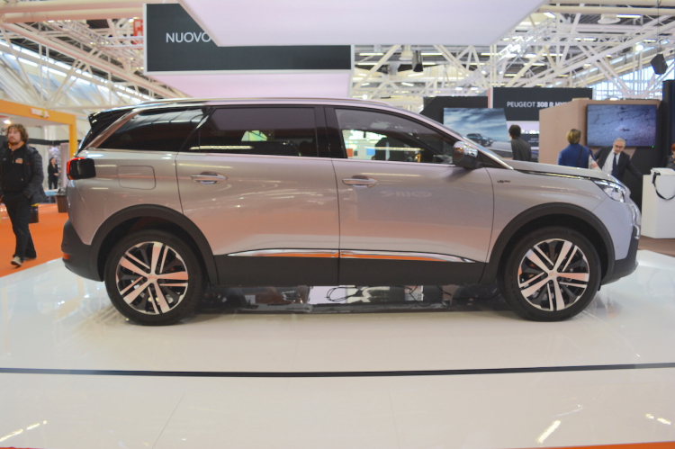 Ảnh thực tế Peugeot 5008 - chiếc SUV cực rộng cho gia đình