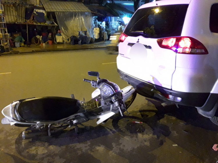 Em bị 2b tông-có CSGT tham gia vụ việc