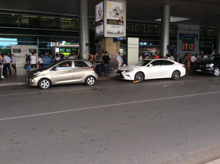 Lexus bị khóa bánh ở Sân Bay Tân Sơn Nhất.