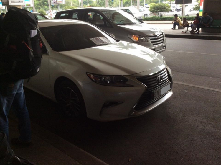 Lexus bị khóa bánh ở Sân Bay Tân Sơn Nhất.