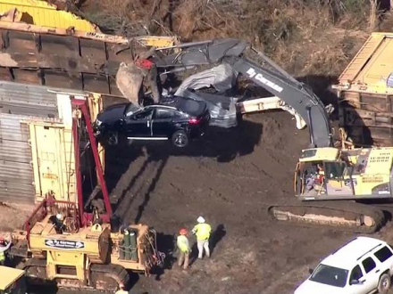06-1481012150-train-carrying-bmw-suvs-derails-8.jpg