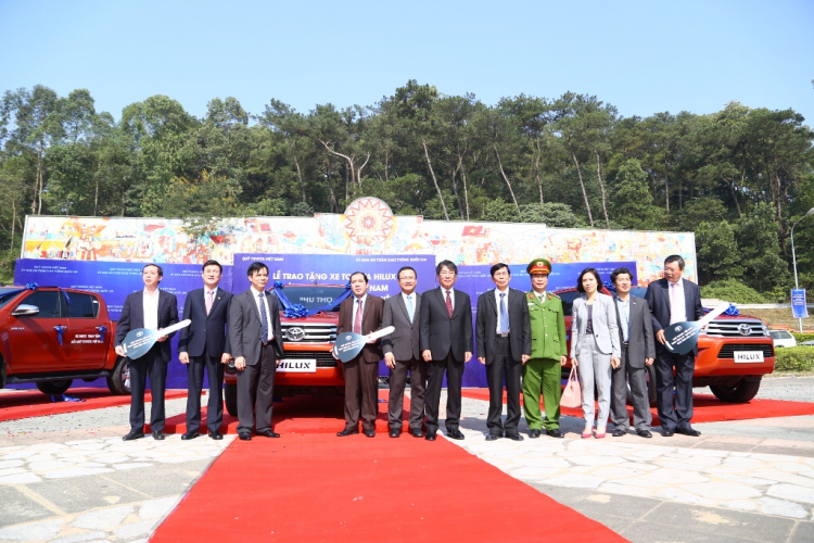 [QC] Toyota tặng xe Hilux cho 3 tỉnh miền núi phía Bắc