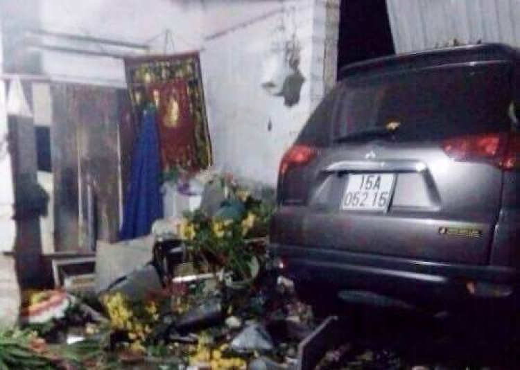 Mitsubishi Pajero đâm vào nhà dân.