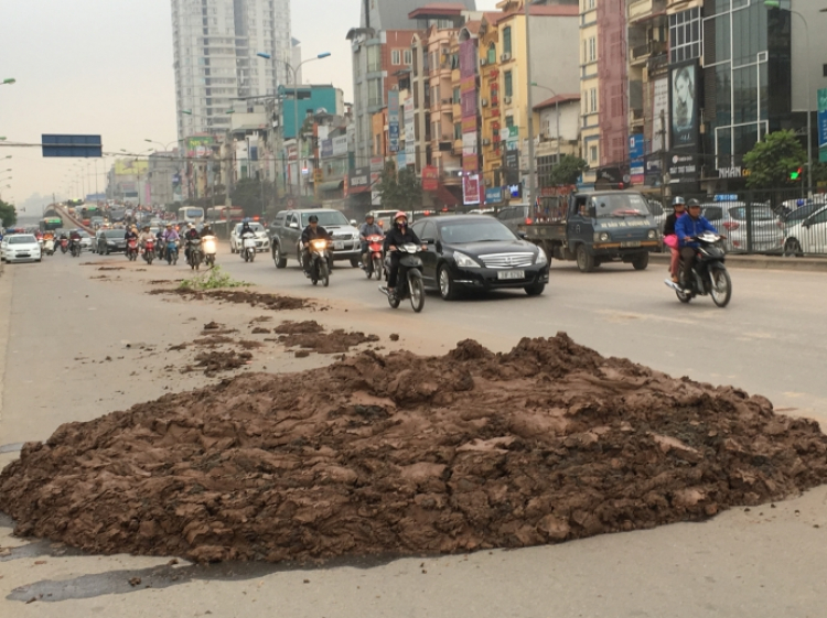 (Hà Nội) xe ben làm rơi rớt số lượng lớn đất trên đường.