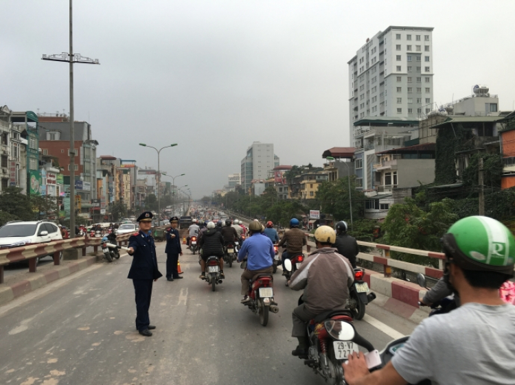 (Hà Nội) xe ben làm rơi rớt số lượng lớn đất trên đường.