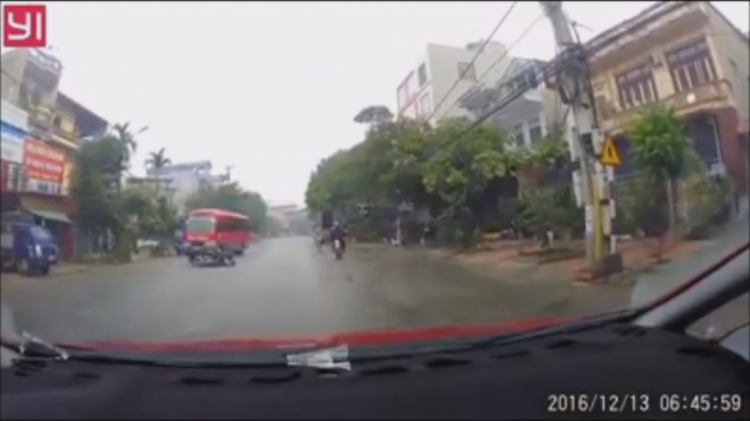 Mưa gió đường trơn trượt, may cho thằng bé.