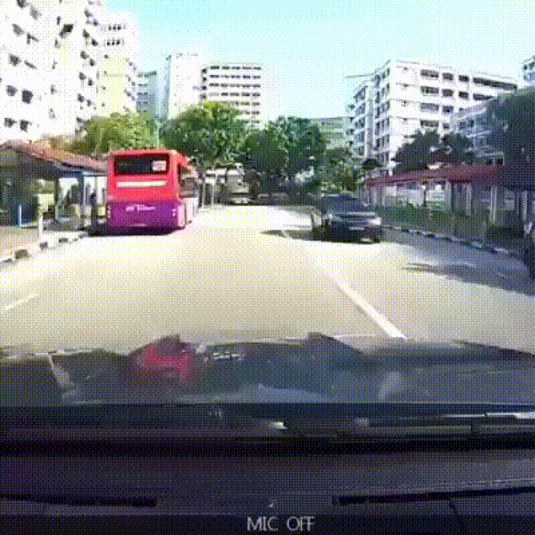 Mưa gió đường trơn trượt, may cho thằng bé.
