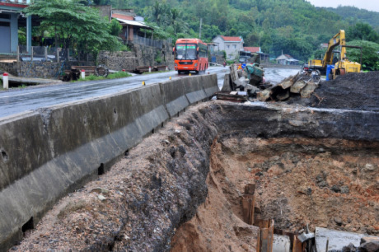 Đèo Cả sạt lở - Giao thông gián đoạn.