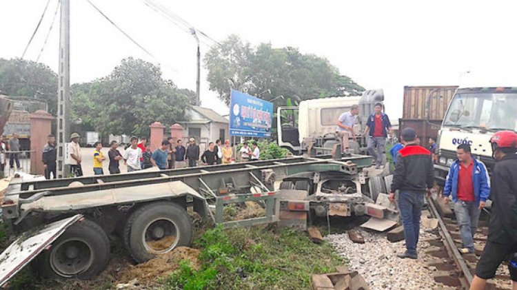 Dừng giữa đường ray, container bị tàu đâm.