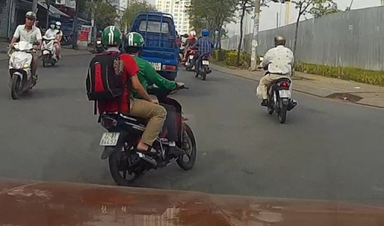 grab bike vượt đèn đỏ . Coi thường tính mạng khách hàng và người gt