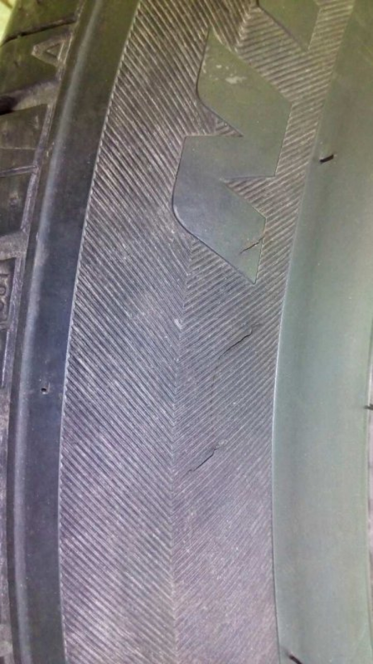 Vỏ xe Elantra bị phù sau khi lấy xe chưa được 1 tuần Vỏ xe Elantra bị phù sau khi lấy xe chưa được 1 tuần