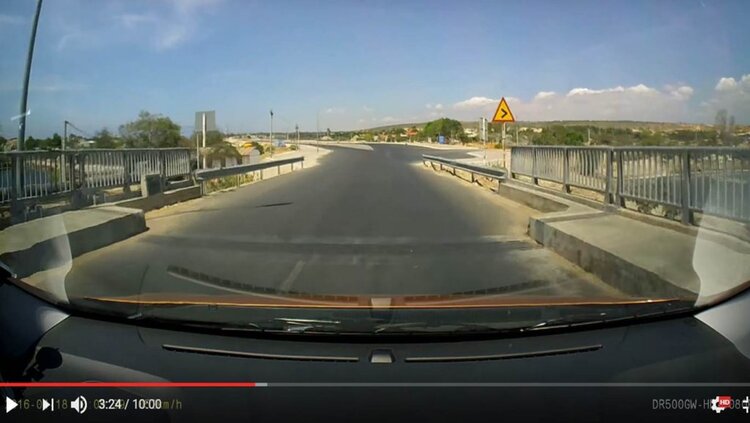 Lỗi vi phạm vượt trong đoạn đường có biển tam giác vàng cảng báo đường cong Lỗi vi phạm vượt trong đoạn đường có biển tam giác vàng cảng báo đường cong