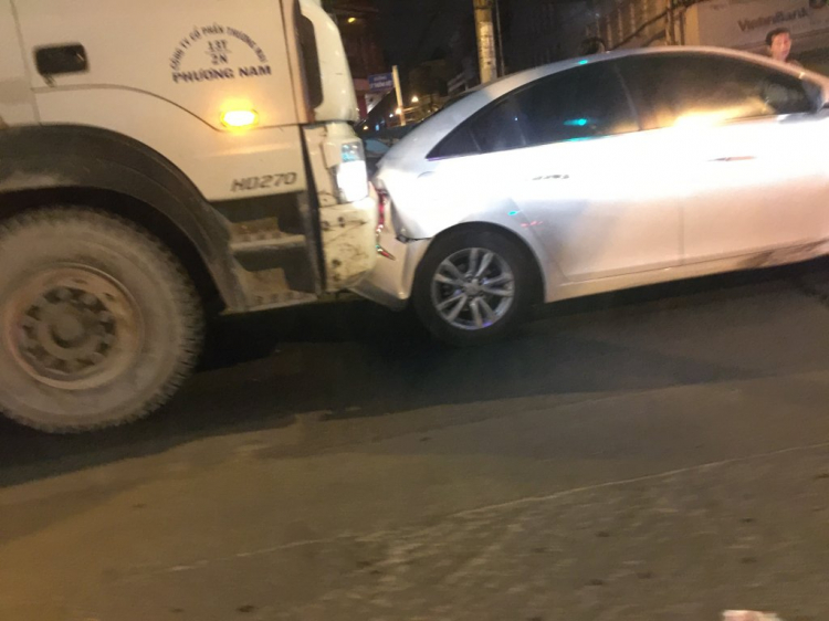 23h, đường vắng vẫn bị xe tải đâm