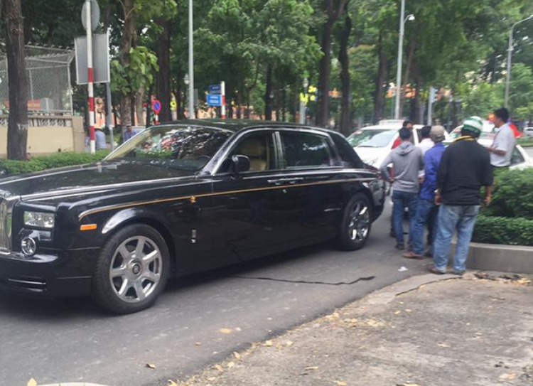 Taxi va chạm vào Rolls-Royce ''Year of The Dragon''