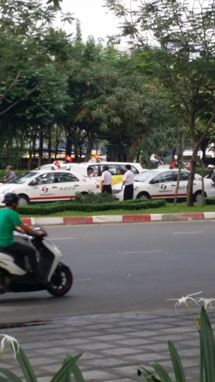 Gà cùng một mẹ chớ hoài đá nhau