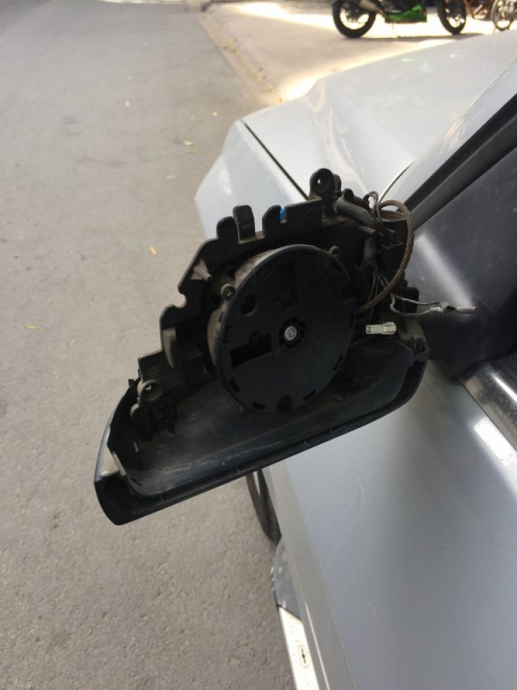 Lưu ý về tình trạng trộm gương chiếu hậu Lưu ý về tình trạng trộm gương chiếu hậu