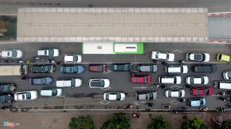 Những tình huống buýt nhanh BRT bị ôtô, xe máy cản trở