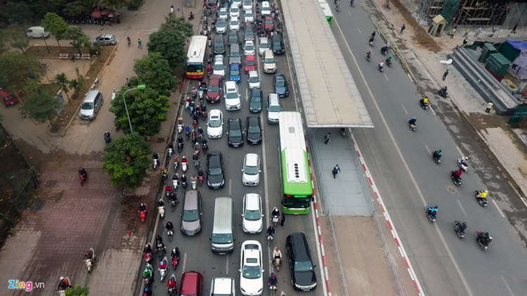 Những tình huống buýt nhanh BRT bị ôtô, xe máy cản trở