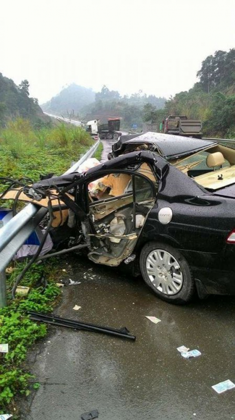 Honda Civic tan xác với xe tải trên cao tốc Nội Bài.