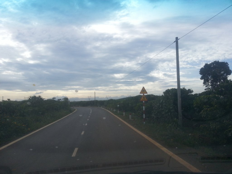 Lỗi vi phạm vượt trong đoạn đường có biển tam giác vàng cảng báo đường cong Lỗi vi phạm vượt trong đoạn đường có biển tam giác vàng cảng báo đường cong